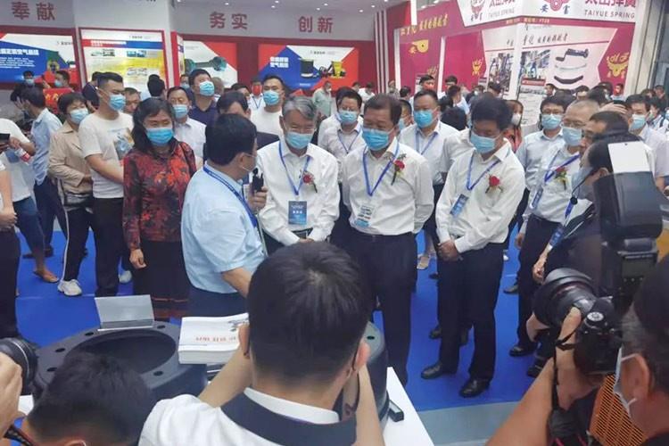 熱烈歡迎梁山縣委賈書記陪同國家市場監(jiān)管總局丁司長、國家工信部裝備司王司長親臨正陽集團展廳視察工作